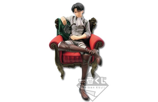 L&#8217;attacco dei giganti, l&#8217;action figure di Levi seduto sulla sedia di Ichiban Kuji