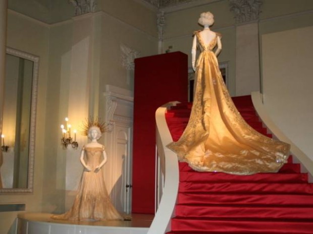 Abbigliamento: il manto di corte di Donna Franca Florio in mostra a Firenze
