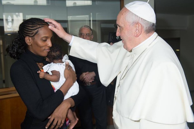 Papa Francesco accoglie Meriam libera: &#8220;Grazie per la tua fede&#8221;