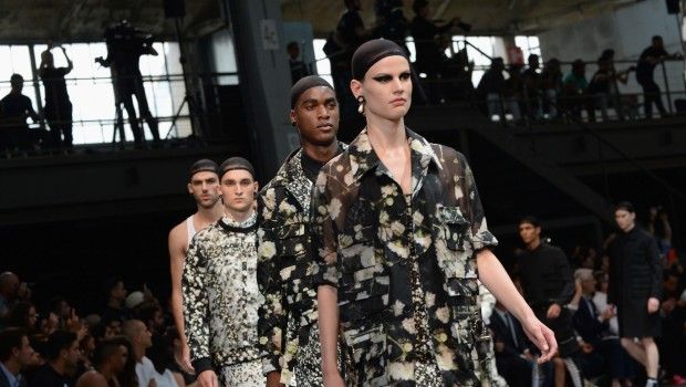 Sfilate Parigi Moda Uomo giugno 2014:  la severità monocromatica di Givenchy, collezione primavera estate 2015