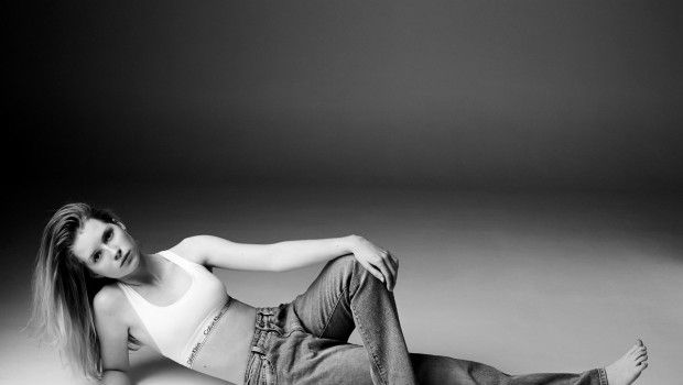 Calvin Klein Jeans mytheresa: la capsule The Re-Issue Project, testimonial Lottie Moss, scattata da Michael Avedon, le foto