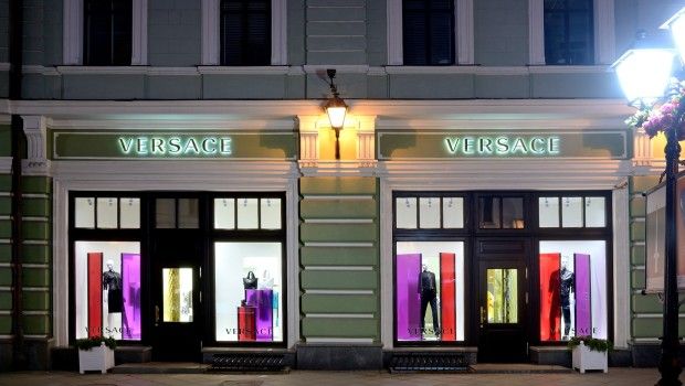Versace Mosca boutique: inaugurato il nuovo store, la Signature bag Чао Versace in limited edition