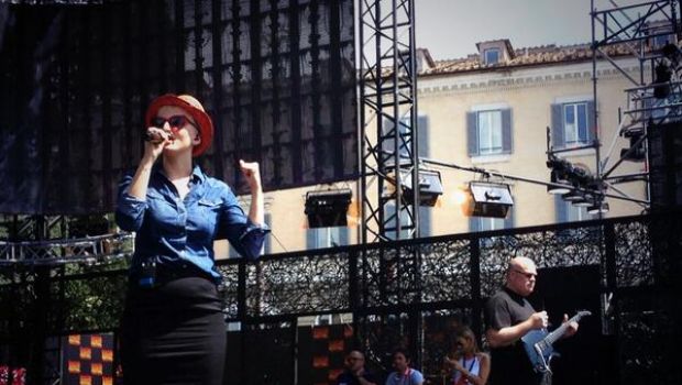 Arisa tour estate 2014: la cantante sceglie gli abiti Silvian Heach