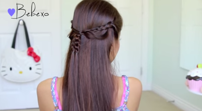 Acconciature in 10 minuti: la scallop braid band romantica e pratica