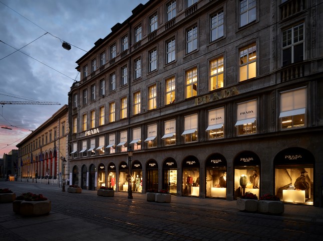 Prada Monaco boutique: lo store ampliato e rinnovato nell’architettura, le foto