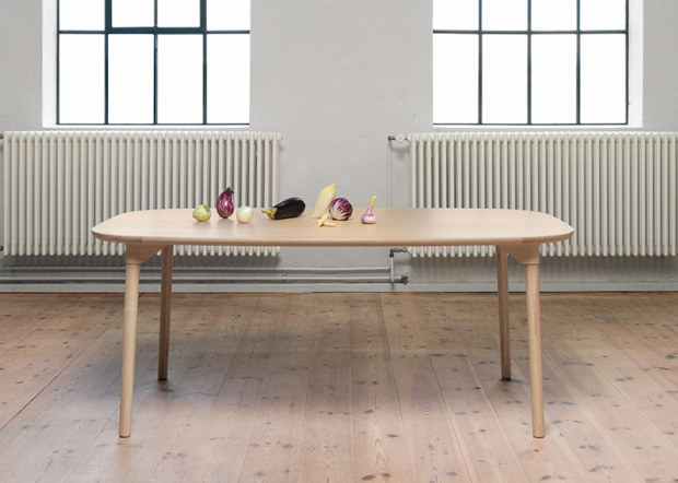Il tavolo in legno SAM progettato da designer nordici per Fogia