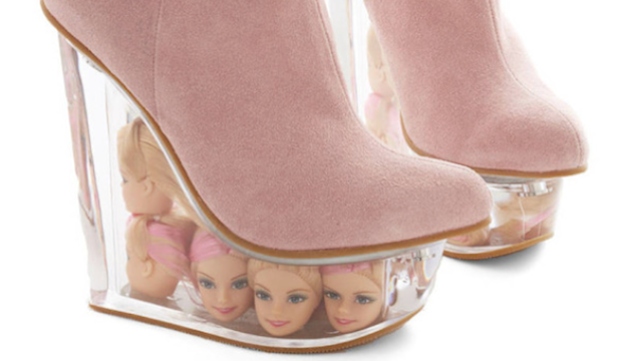 Le scarpe realizzate con teste di Barbie decapitate