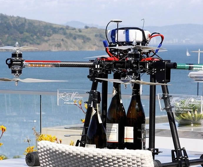Hotel di lusso in California usa i droni per servire lo champagne in suite