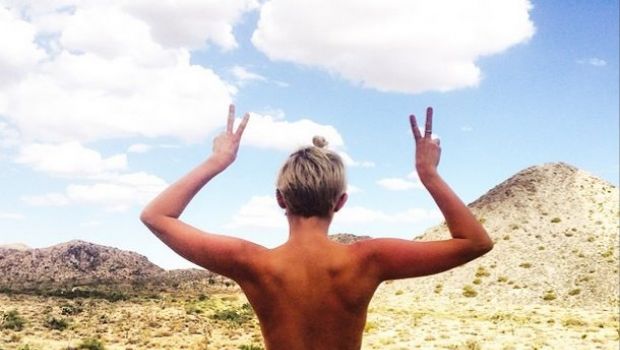 Moda Estate 2014 Instagram: la nuova tendenza è la Back Selfie, amata dalle celebs, il fenomeno The Topless Tour
