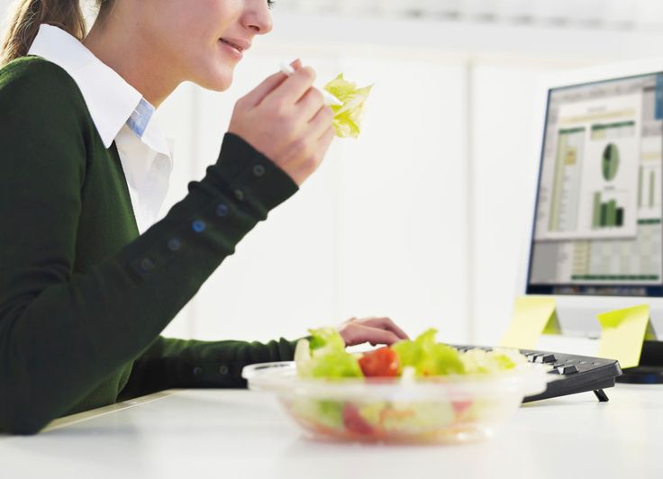 Pausa pranzo in ufficio, 6 buone ragioni per non saltare il pasto