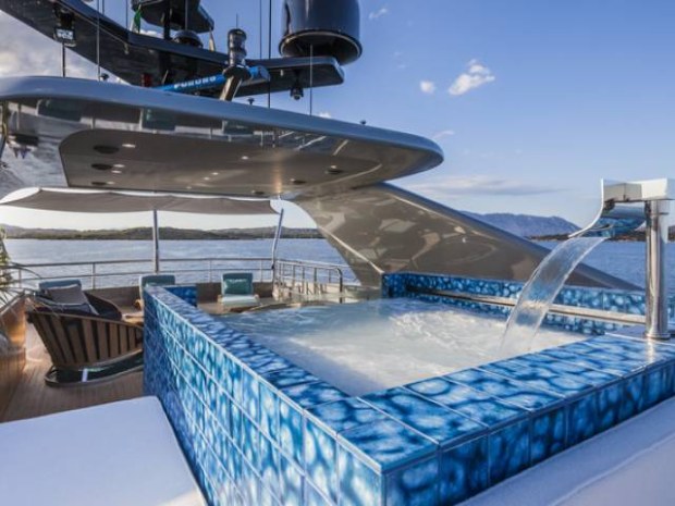 Yacht Mondo Marine Nameless con piscina Franco Pecchioli Ceramica