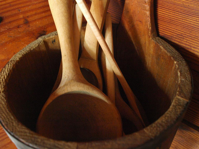 Come mantenere gli utensili da cucina in legno puliti e in buono stato