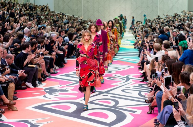 Sfilate Londra settembre 2014: Burberry Prorsum, collezione primavera estate 2015, guest Kate Moss e Cara Delevingne