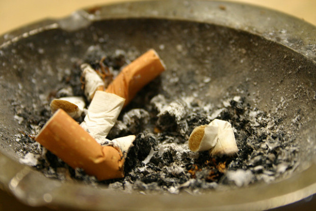 Eliminare l&#8217;odore di sigaretta dai mobili con 5 metodi naturali