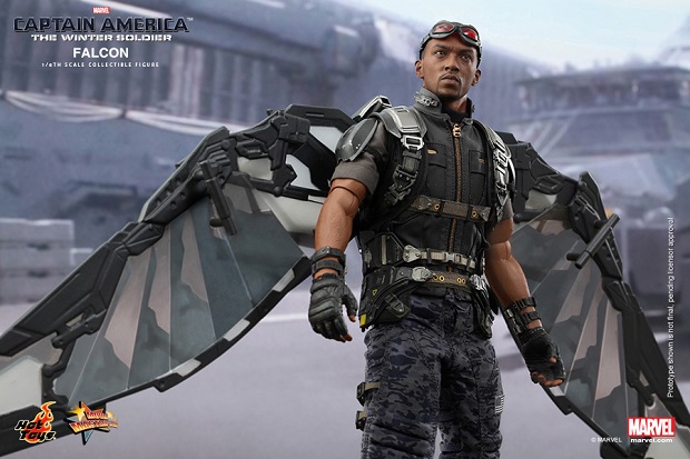 Captain America &#8211; The Winter Soldier: l&#8217;action figure di Falcon di Hot Toys