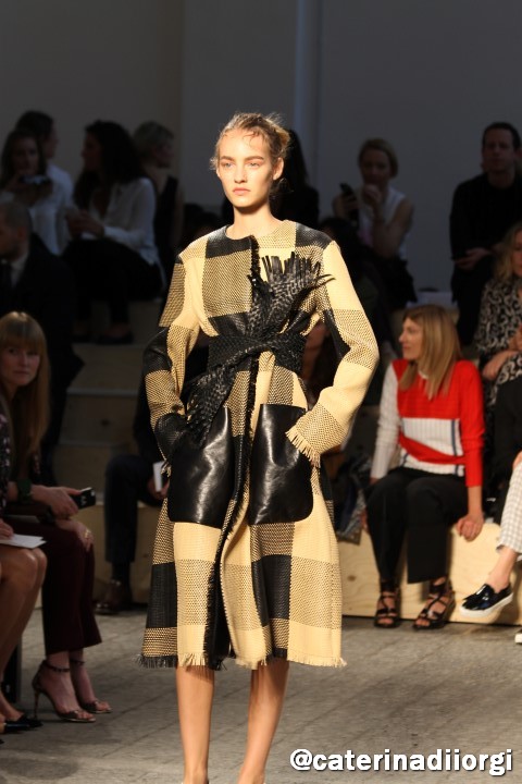 Sfilate Milano Moda Donna settembre 2014: le geometrie oversize di Sportmax per la primavera estate 2015