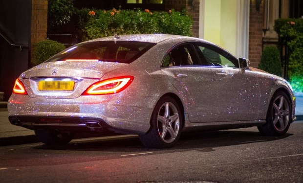 Mercedes CLS 350 tempestata di cristalli Swarovski per le vie di Londra