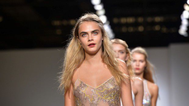 Sfilate Londra settembre 2014: Cara Delevingne sfila per Topshop Unique, la collezione primavera estate 2015