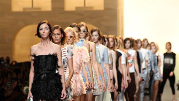 Fendi collezione donna primavera estate 2015: il Colosseo Quadrato e la freschezza di Karl Lagerfeld, le foto