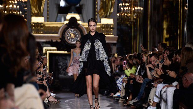 Sfilate Parigi settembre 2014: la fluidità femminile di Stella McCartney, guest Bar Refaeli, Rachel Zoe e Salma Hayek