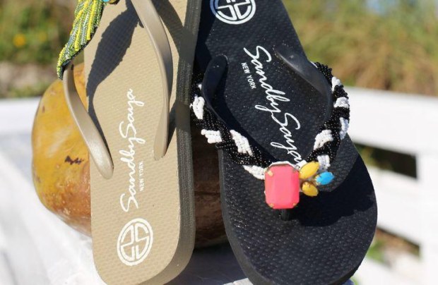 All’hotel St. Regis Bora Bora con i sandali scintillanti di Sand by Saya