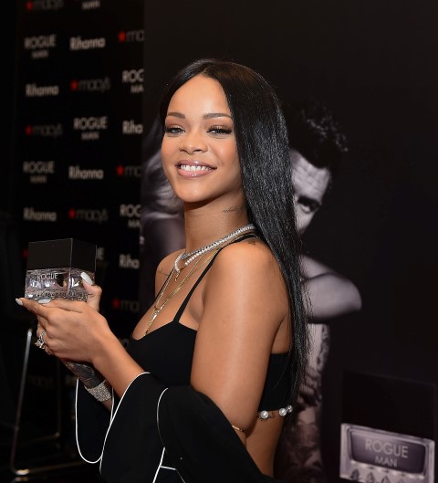 Rihanna Rogue Man: la cantante incontra i fans da Macy&#8217;s per il lancio della fragranza maschile