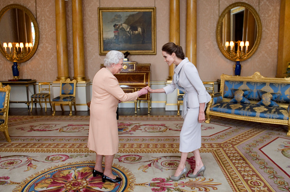 Angelina Jolie riceve l&#8217;alta onorificenza Damehood dalla Regina Elisabetta