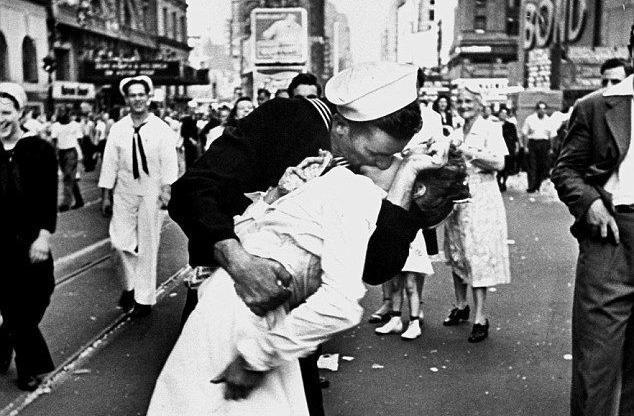 Le femministe attaccano: &#8220;La statua del bacio a Times Square è simbolo di violenza&#8221;