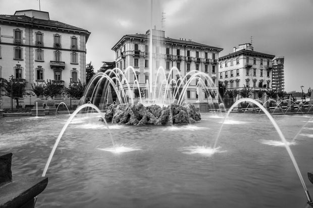 Le foto della Fontana di Piazza Giulio Cesare a Milano dopo il restauro