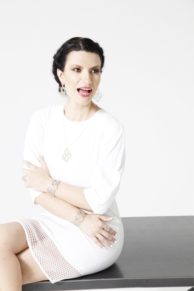 Laura Pausini Sino a Ti video ufficiale: la cantante indossa i gioielli Stroili
