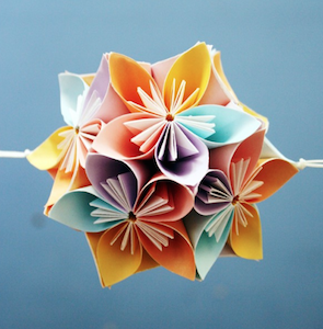 Origami: il fiore Kusudama fai da te per le decorazioni di casa