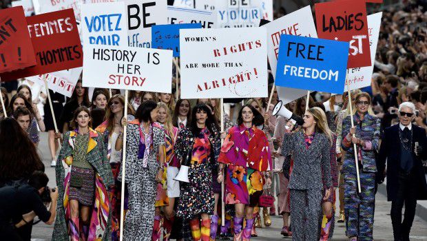 Sfilate Parigi settembre 2014: il Boulevard femminista di Chanel, in passerella Cara Delevingne e Gisele Bundchen