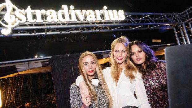 Stradivarius Barcellona: il party &#8220;The Event Paper&#8221; con Poppy Delevingne, Atlanta de Cadenet-Taylor e Harley Viera-Newton