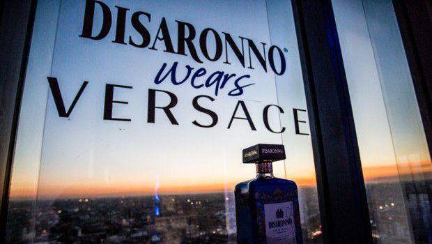 Disaronno wears Versace: il party a Milano con Victoria Cabello, Massimo Giorgetti e Carolina Crescentini