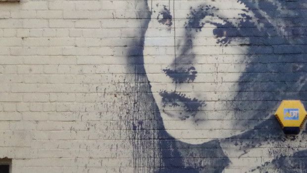 Banksy, vandalizzato il suo omaggio a Jan Vermeer comparso a Bristol