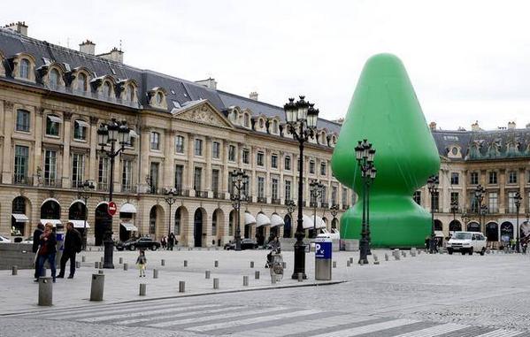 Albero di Natale 2014 a Parigi di Paul McCarthy