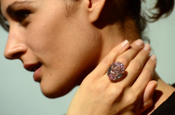 Diamante rosa battuto all’asta da Sotheby’s al prezzo record di 14 milioni di euro