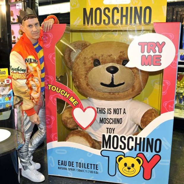 Moschino profumo Toy: la fragranza teddy bear di Jeremy Scott, la campagna con Isabeli Fontana