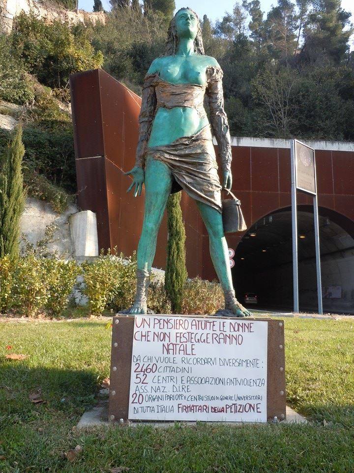 C&#8217;è da spostare una statua: la protesta contro la scultura &#8220;Violata&#8221; di Floriano Ippoliti