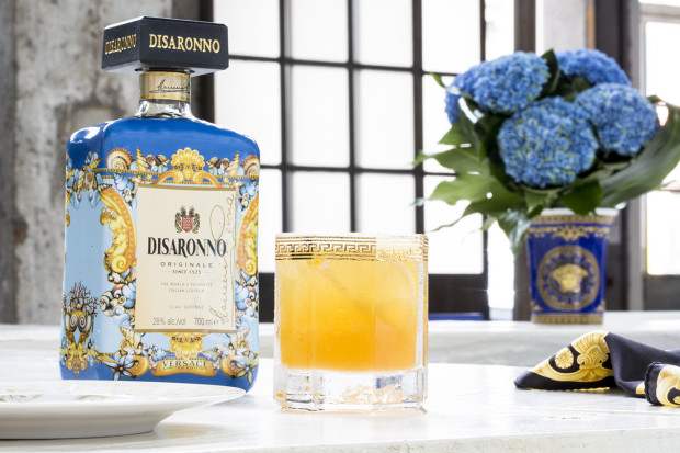 Disaronno wears Versace: la campagna pubblicitaria, il video dello spot