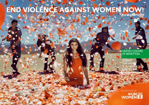 Giornata internazionale contro la violenza sulle donne 2014: una donna lapidata con petali di fiore, l’immagine simbolo di United Colors of Benetton