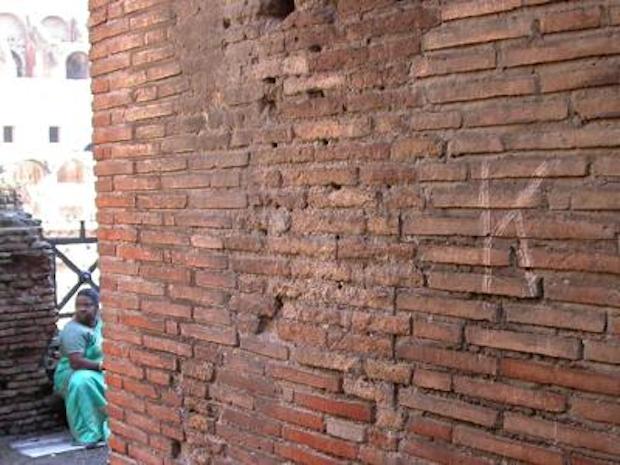 Colosseo, turista incide con una &#8220;K&#8221; un muro di laterizio. Identificato: &#8220;Danno notevole&#8221;