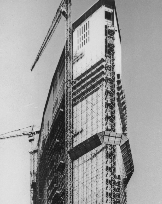 &#8220;Grattanuvole. Un secolo di grattacieli a Milano&#8221;, l&#8217;architettura in mostra