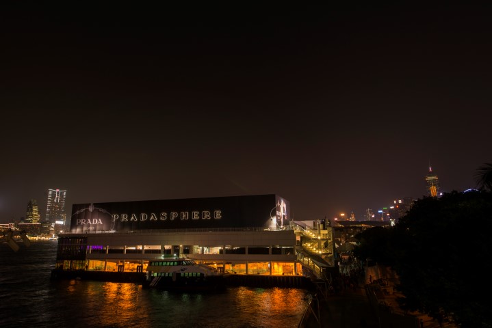 Prada Hong Kong: inaugurata la mostra Pradasphere, il party con Gong Li, le foto