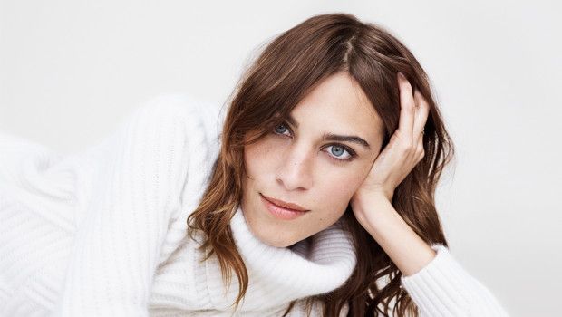 Tommy Hilfiger Alexa Chung: la It Girl è guest editor con Shake Up Your Wardrobe, le foto