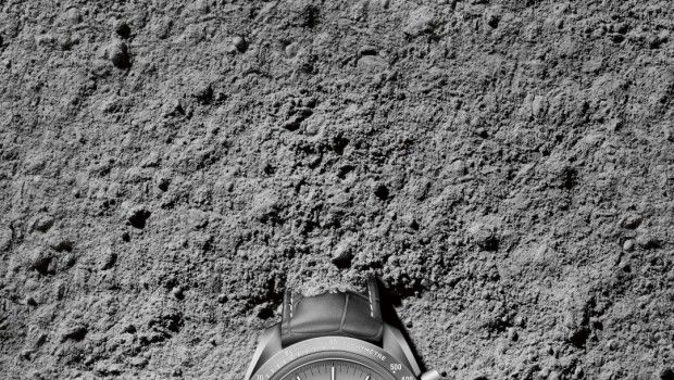 Omega Speedmaster Grey Side of the Moon: ispirato alla polvere lunare, il segnatempo in ceramica e platino