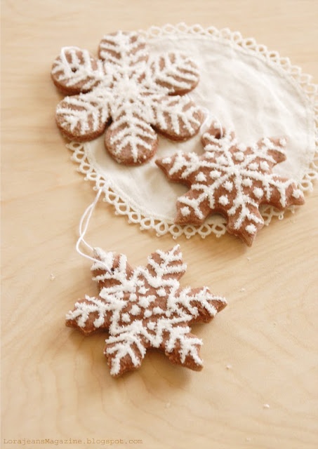 I decori in pasta di sale a forma di fiocco di neve per l&#8217;albero di Natale