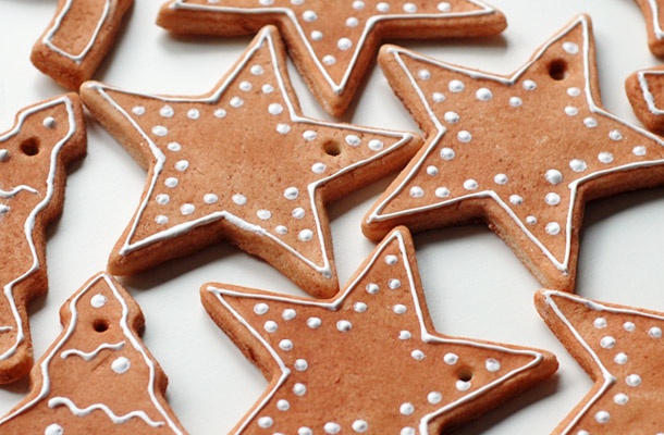 Le decorazioni in pasta di sale a tema natalizio in color biscotto