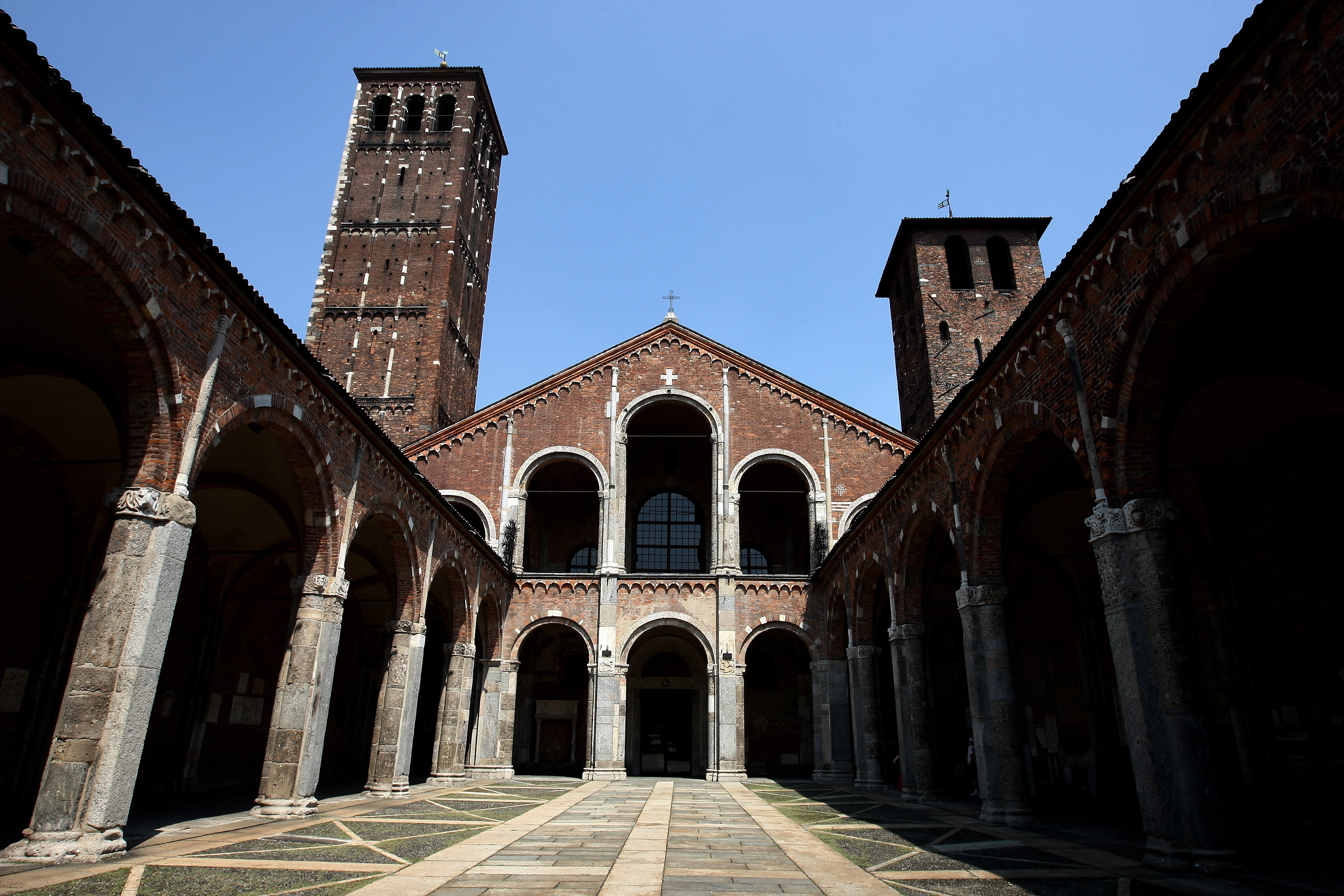 La Basilica di Sant&#8217;Ambrogio a Milano: la storia, le curiosità e le tradizioni natalizie