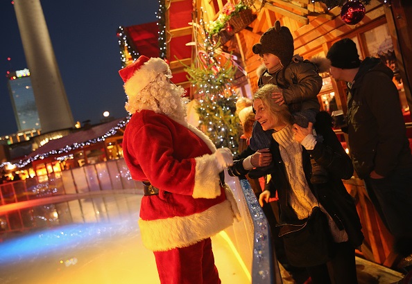 Babbo Natale e le sue auto sportive per la consegna dei doni